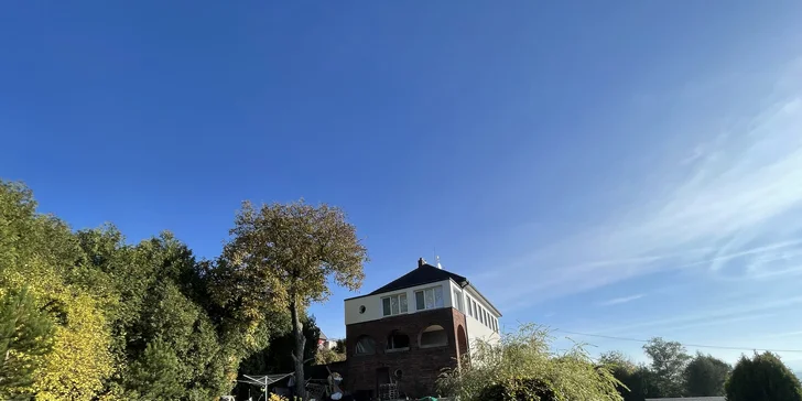 Udržiavaná záhrada pozýva na posedenie a oddych.