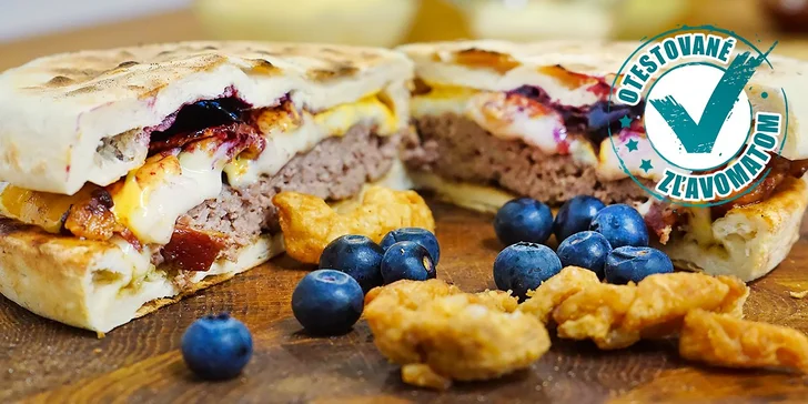 Obrovský burger JURO so 400 g hovädzím mäsom, parenicou, slaninou, čedarom a čučoriedkovou omáčkou v oškvarkovom pizza korpuse