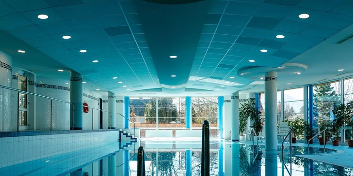 Ve wellness je plavecký bazén, suché i parní sauny a odpočinková zóna. 