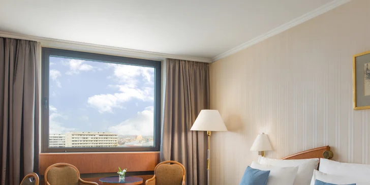 K dispozici je kromě pohodlné postele TV se satelitním příjmem a placenými filmy, minibar, trezor a Wi-Fi zdarma.