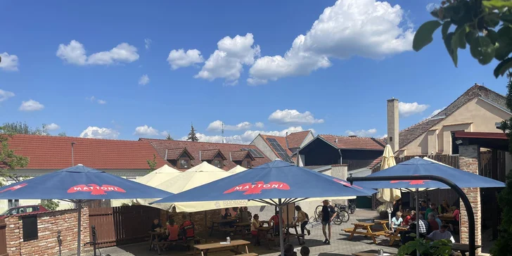 V restauraci můžete posedět i venku a k dispozici je také dětský koutek.