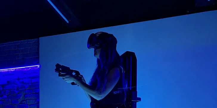 Celých 15 min. si užijete pařbu na všesměrové pohybové platformě, která umožňuje dosáhnout 360° akce ve virtuálním světě. 