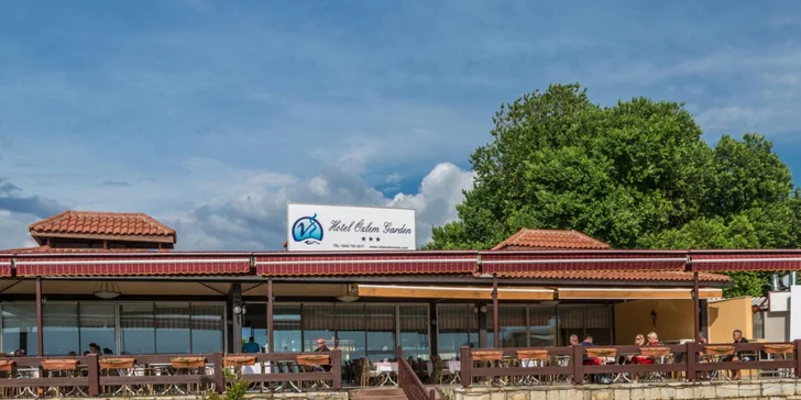 Nechybí samozřejmě ani bar u moře.