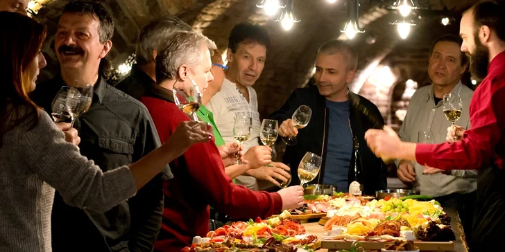 K první variantě dostanete 20 valtických tolarů, které využijete na degustaci, nákup vína i občerstvení. 