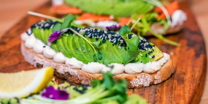 V příjemném Avocado Bistru na vás čeká kváskový chléb s avokádem a zdobením podle výběru.