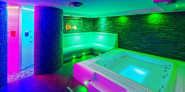 Vo wellness je tiež soľná sauna, parná kabína a dve relaxačné miestnosti.