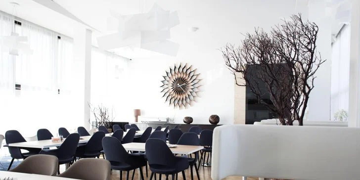 Hotelová restaurace se specializuje na moderní gastronomii, ale připravuje i klasická česká jídla.