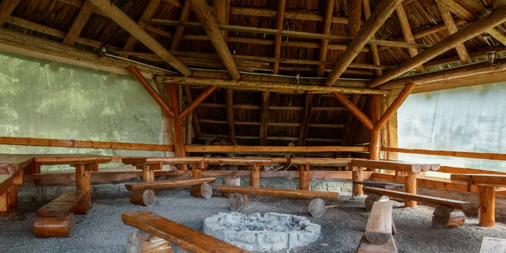 Ak by ste mali chuť na pečené dobroty, tak vonku nájdete aj ohnisko s grilom. 