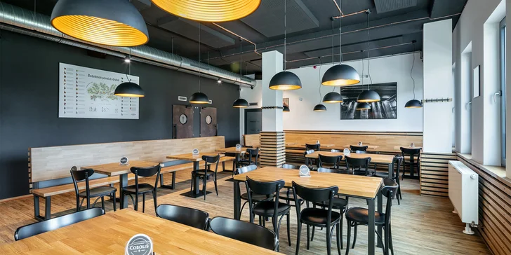Moderní restaurace s pivovarem sídlí na Ládví. 