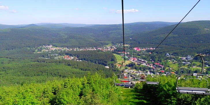 Bydlet budete jen kousek od lanovky na Čertovo horu.
