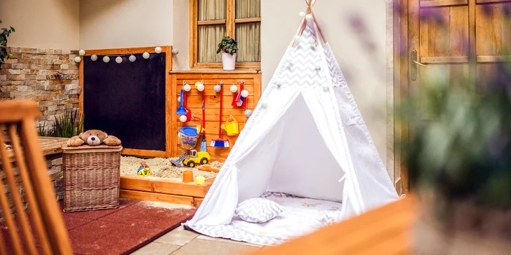 Cestujete s deťmi? V prípade záujmu je možné zabezpečiť detskú postieľku, stoličku a vaničku, toy box plný hračiek, maľovanky aj spoločenské hry.