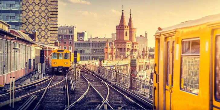 Uvidíte např. Braniborskou bránu, Televizní věž i čtvrť Kreuzberg, vše vám ukáže česky mluvící průvodce. 