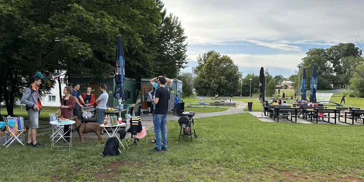 Výbava zahrnuje hole, míčky i zápisník na vaše skóre.