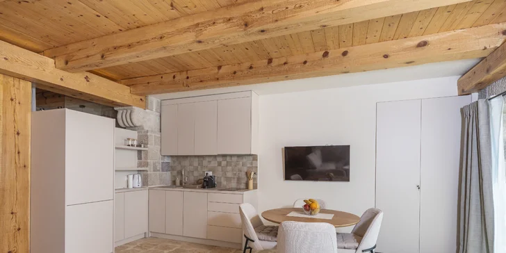 Nechybí praktické detaily – pračka ve větších apartmánech či prémiové vybavení kuchyní vč. kávovaru.