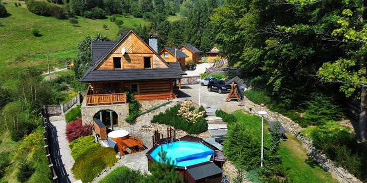 Pronajmout si můžete i velkou chatu až pro 14 osob. V té je i vlastní jacuzzi, sauna a bazén.