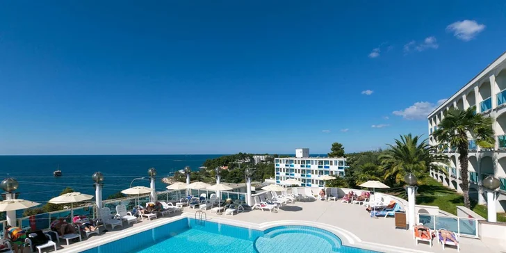 Součástí hotelu je venkovní bazén s lehátky a slunečníky, restaurace i bar s nabídkou aperitivů. 