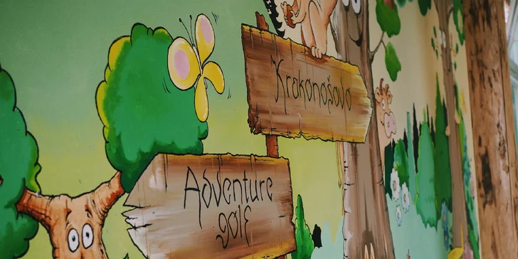 Krásné malby na zdech doplňují přírodní prostředí adventure minigolfu.