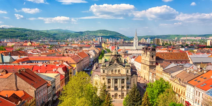 Prejdite sa romantickými uličkami historického centra, kochajte sa pohľadom na zaujímavú architektúru alebo sa zatúlajte do útulnej kaviarne, Košice si vás získajú.