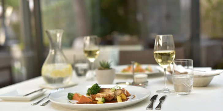 V oceňované restauraci Le Grill ochutnáte vybrané pochoutky.