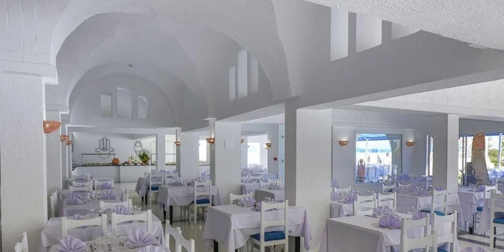  Snídaně, obědy a večeře se podávají formou bohatých bufetů v hlavní restauraci. 