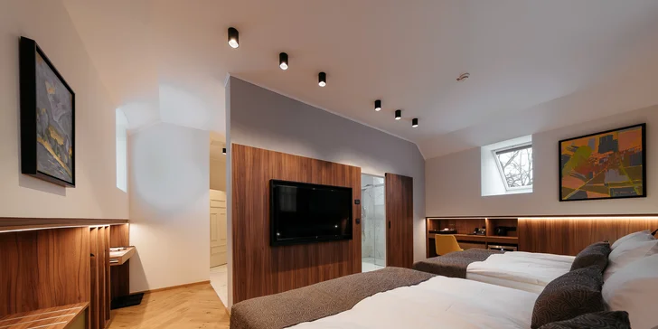 Na pokoji nechybí Smart TV, minibar ani rychlovarná konvice.
