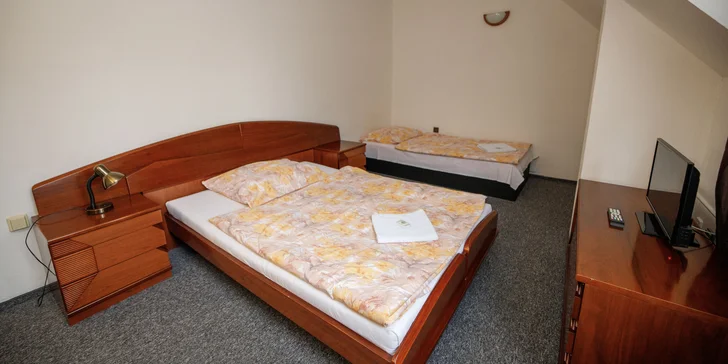 Ubytují vás v prostorném pokoji, ve kterému budete mít připravená dvě nebo tři lůžka.