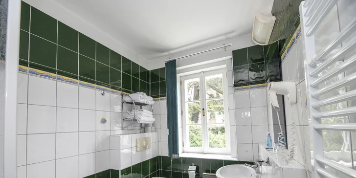 Koupelny některých pokojů disponují vanou, jiné sprchovým koutem. 