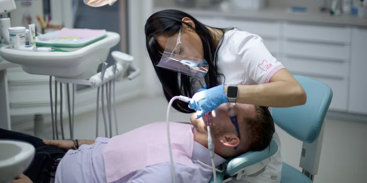Důkladná péče o váš chrup: dentální hygiena i s Air-Flow pro dospělé