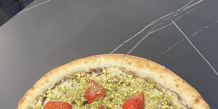 Pizza velikosti 40 cm poslouží jednomu hladovci i dvěma střídmějším strávníkům. 