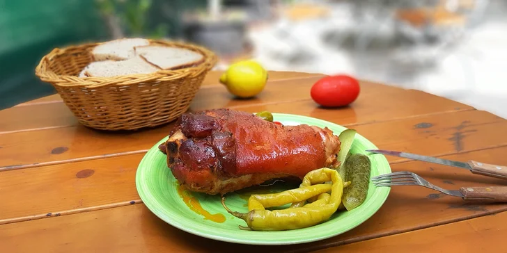 Koleno váží 1,2 kg a je na něm cca 800 g masa. 