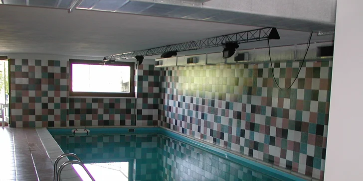 Ve wellness najdete bazén (15 × 5 m), vířivku, saunu, tureckou lázeň, Kneippův chodník i relaxační místnost.