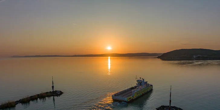 Szántod - Tihany je najužšia časť Balatonu a nachádza sa tu aj kompa, s ktorou sa za 15 min. dostanete na poloostrov Tihany.