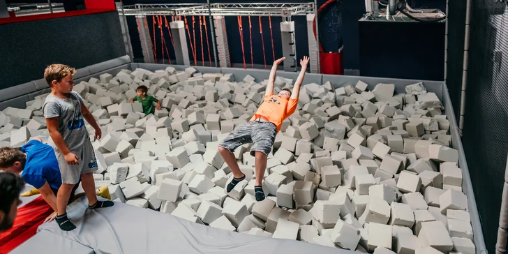 Kromě trampolín je tu hned několik druhů atrakcí, třeba parkour boxy, eliminátor, basket nebo ninja dráha.