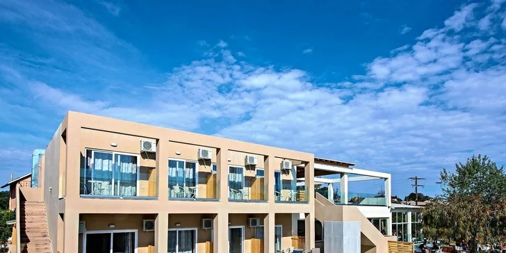 Resort si vás podmaní svým svěžím, moderním charakterem, který se výrazně odlišuje od tradiční řecké zástavby.