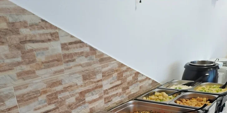  Dejte si například některý z pestrých salátů, vyberte si z několika druhů mas nebo si pochutnejte na poctivém řízku. 