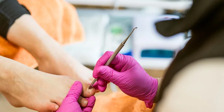 Čaká vás relaxačný pôžitok s komplexnou starostlivosťou o chodidlá a gél lakom