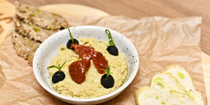 Předkrm č. 2: Hummus se sušenými rajčaty, olivami a křupavou bagetou