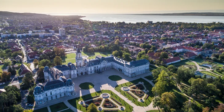 V neďalekom mestečku Keszthely, na brehu jazera Balaton, sa nachádza krásny barokový zámok Festetics (cca 25 km).