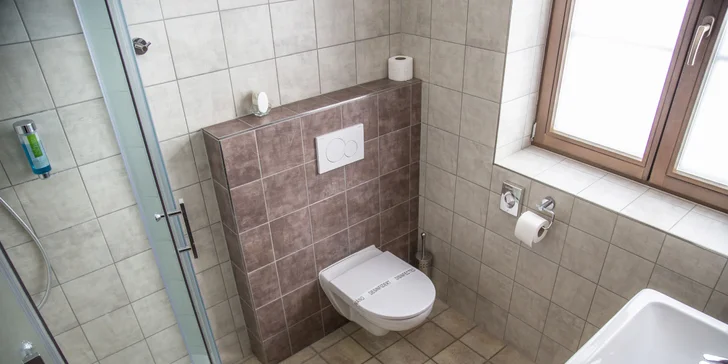 V pěkně vybavené koupelně najdete sprchový kout i fén.