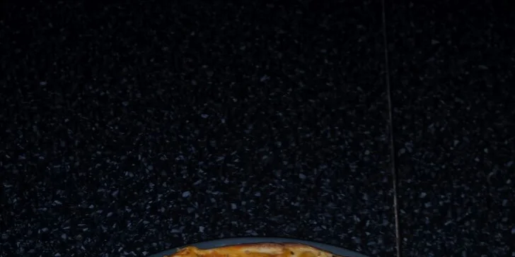 Základem pizzy je křupavé těstíčko.