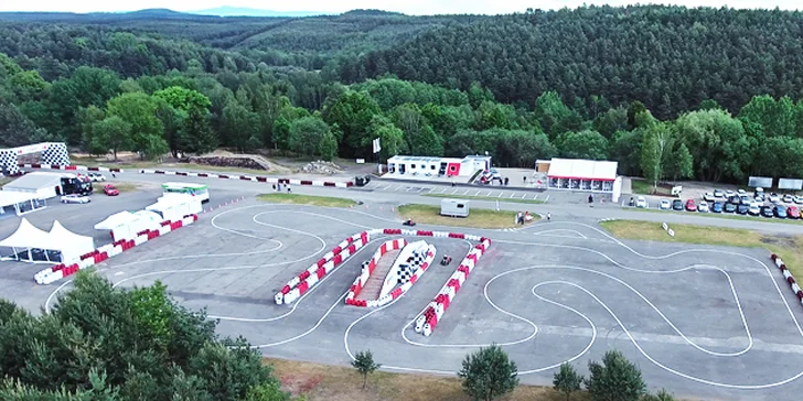...nebo prosvištět trasu na motokárách.