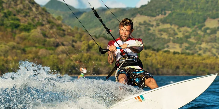Naberte vítr do plachet: Kurz landkitingu nebo kiteboardingu