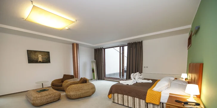 Vo vybavení izieb nechýba kúpeľňa s priestrannou vaňou a toaletou, minibar, televízor a Wi‑Fi.