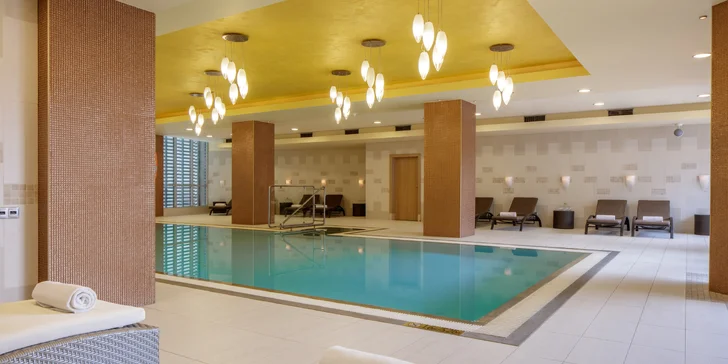 Ve wellness je krytý bazén, parní lázeň a sauna.
