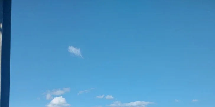 Hned u hotelu procházejí turistické stezky. 