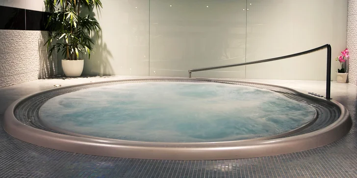 Druhá část je bezplavková, v té najdete relaxační lehátka a finské sauny.