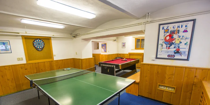 Kdyby pršelo, zabavíte se ve vnitřní herně, kde čeká fotbálek nebo stůl na ping-pong. 