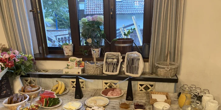 Součástí pobytu je i snídaně, kterou si každé ráno naberete z bufetových stolů.