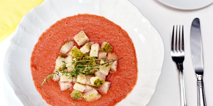 Jako polévka se podává španělské gazpacho. 