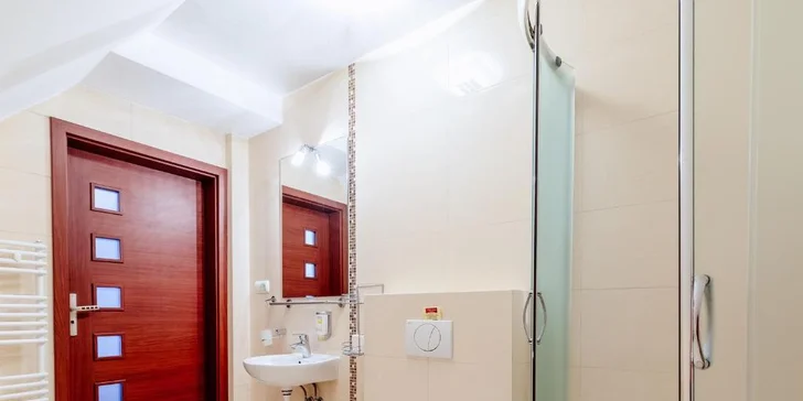 Všechny pokoje nabízí také soukromou koupelnu se sprchovým koutem a WC.